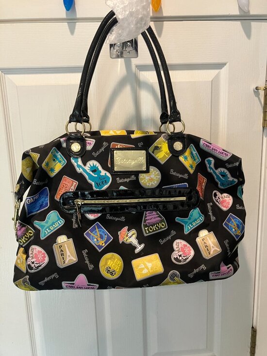 Betsey Johnson Handbags - EUC Betsey Johnson Betseyville Overnight Bag with Clip Ends, Black Pattern